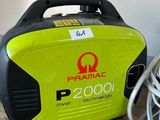 une photo d'un groupe électrogène portable posé sur une table en bois