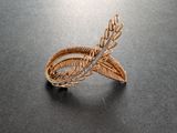 une image représentant une bague en or ornée d'une feuille