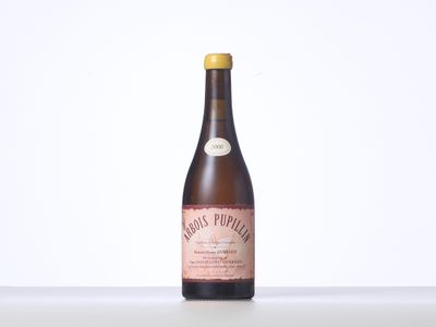 la bouteille de vin est posée sur la table
