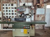 une machine placée au milieu d'une pièce