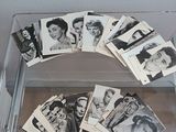 de nombreuses vieilles photos en noir et blanc dans une vitrine