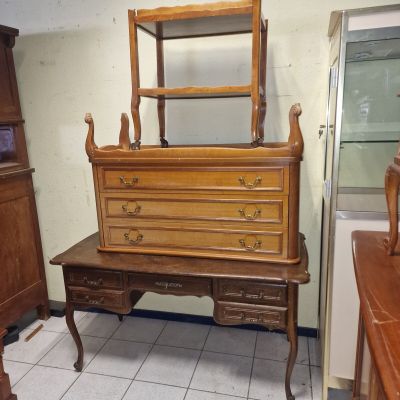 Bureau en chêne ouvrant sur cinq tiroirs, de style Louix XV.