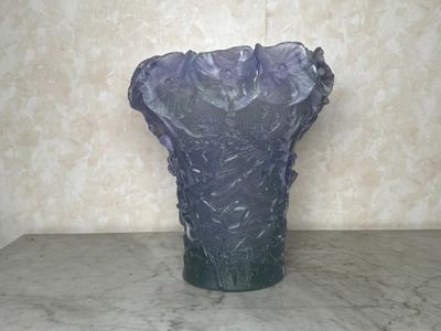 un vase violet posé sur une table