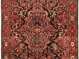 un tapis persan ancien aux couleurs rouge et noir