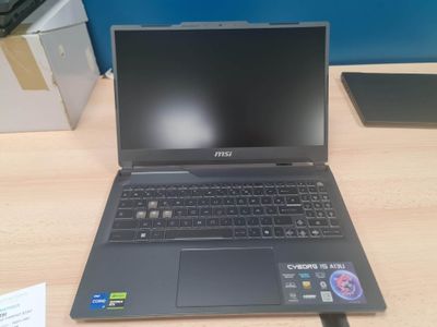 un ordinateur portable posé sur un bureau avec une souris