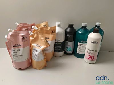 de nombreux types de produits capillaires sur la table