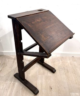 une table en bois avec un plateau en bois posée sur un parquet en bois massif