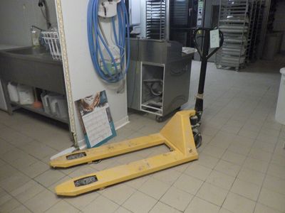 un cariste assis par terre dans une cuisine