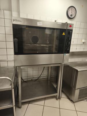 un micro-ondes posé sur un support dans une cuisine