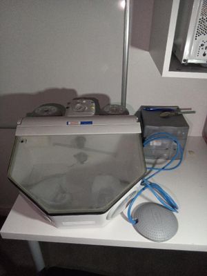 un bureau blanc sur lequel se trouvent un miroir et un haut-parleur