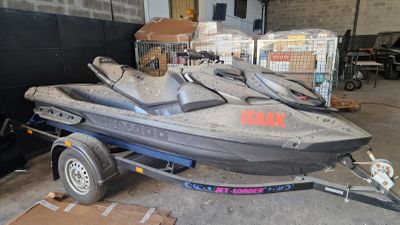 un bateau posé sur une remorque dans un garage
