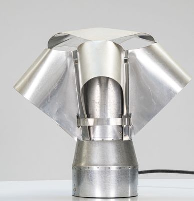 une lampe en métal posée sur une table