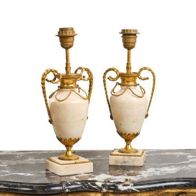 PAIRE DE FAUX VASES de forme amphore, la panse et la base de…