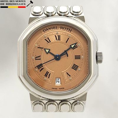 une image d'un gros plan d'une montre-bracelet avec des chiffres romains