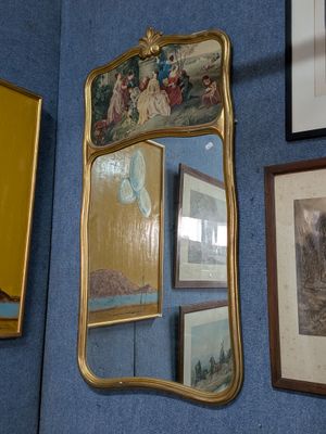 un miroir accroché au mur d'une pièce