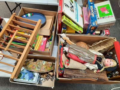 de nombreuses boîtes de jouets et de livres par terre