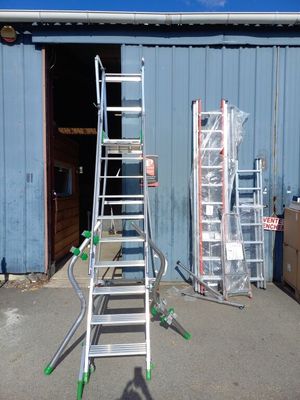 deux échelles posées devant un immeuble