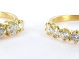 deux anneaux en or ornés de diamants sur une surface blanche