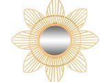 Le miroir en forme de soleil est en bois et doté d'un cadre métallique