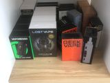 une étagère sur laquelle sont disposés de nombreux appareils électroniques de toutes sortes