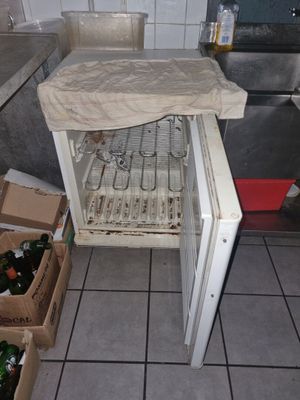 un réfrigérateur dans lequel se trouvent tout un tas de bouteilles