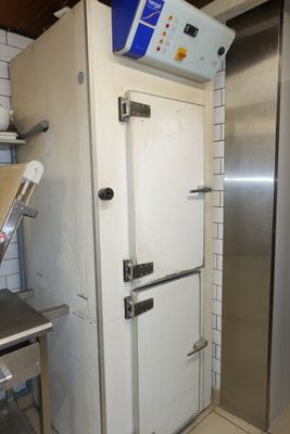 SUR DESIGNATION : Un surgélateur deux portes HENGEL type DUO…