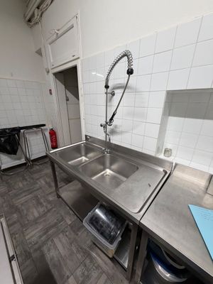 une cuisine avec un évier, une cuisinière et un lave-vaisselle