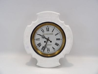une petite horloge blanche avec des chiffres romains