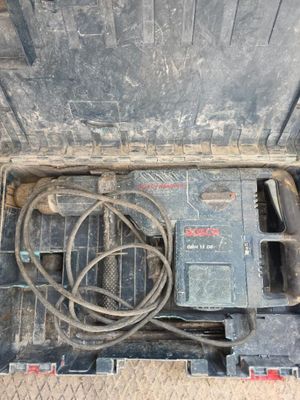 un outil dans une boîte à outils contenant un cordon