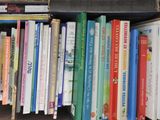 un grand nombre de livres qui se trouvent dans une boîte