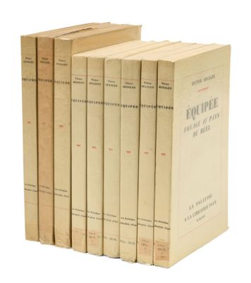 cinq livres empilés les uns sur les autres sur une surface blanche