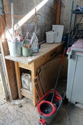 une serpillière posée par terre à côté d'une table