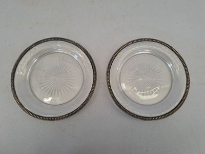 deux assiettes posées sur une table