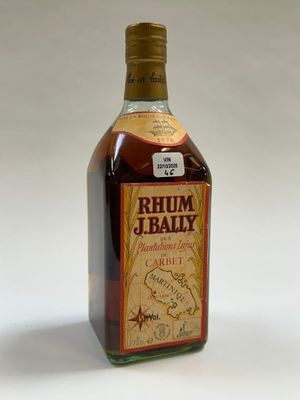 l'image d'une bouteille d'alcool posée sur une table
