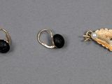 trois paires de boucles d'oreilles ornées de perles noires et d'une feuille d'or