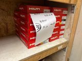 une pile de boîtes rouges posée sur une étagère, sur laquelle est accrochée une pancarte
