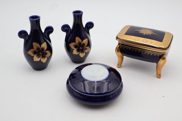 Deux petits vases, une bonbonnière ronde, une boîte bleu de four ...