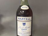 une bouteille de vin posée sur une table à côté d'un verre