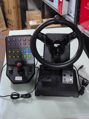 un volant et une manette de jeu posés sur une table