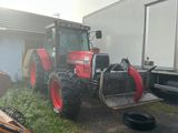 un tracteur garé à côté d'une remorque