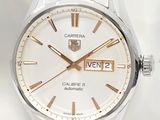 gros plan d'une montre sur une surface blanche