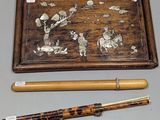 une boîte en bois contenant un stylo et une boîte en bois sur laquelle est représentée une image