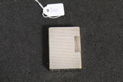 un briquet posé par terre à côté d'un tag