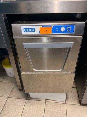 un lave-vaisselle en acier inoxydable sur lequel est apposé un autocollant bleu