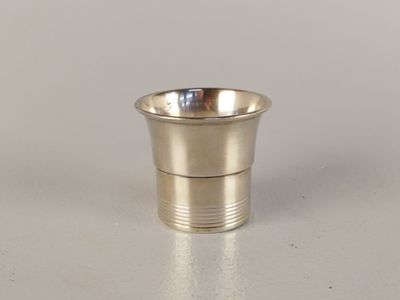 l'image d'une coupe en argent posée sur une table