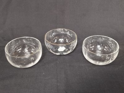 3 coupelles en verre. diametre 12cm.
