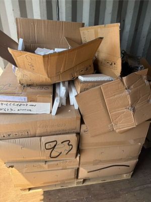 une pile de cartons empilés les uns sur les autres