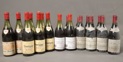 plusieurs bouteilles de vin sont alignées sur une table