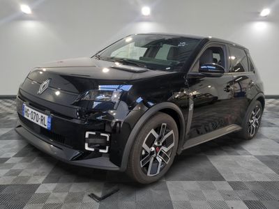 la voiture noire est garée dans le garage sur le sol en damier