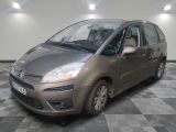 la petite voiture est garée sur un sol en damier dans le garage